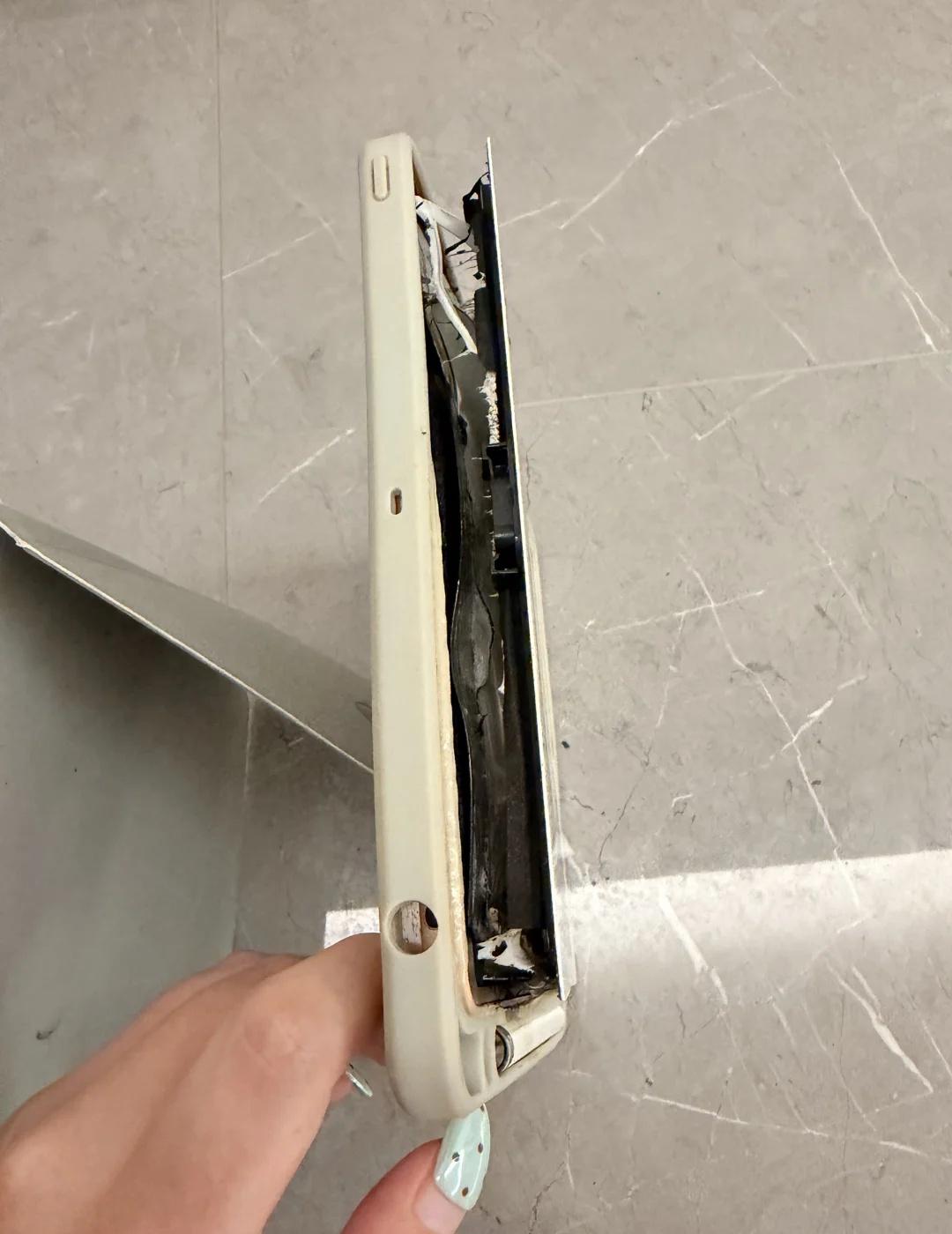 睡觉到一半ipad2018就爆炸了
18年7月买的，用到昨晚，突然爆炸了，还好没