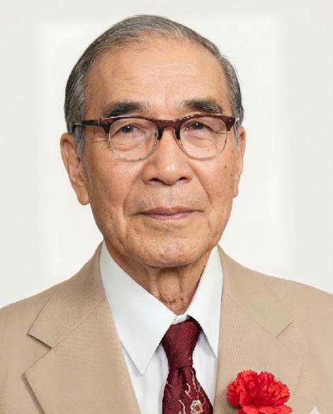 1988年上海，86岁的名医邝安堃不顾子女反对，娶23岁的小保姆，四年后邝安堃去