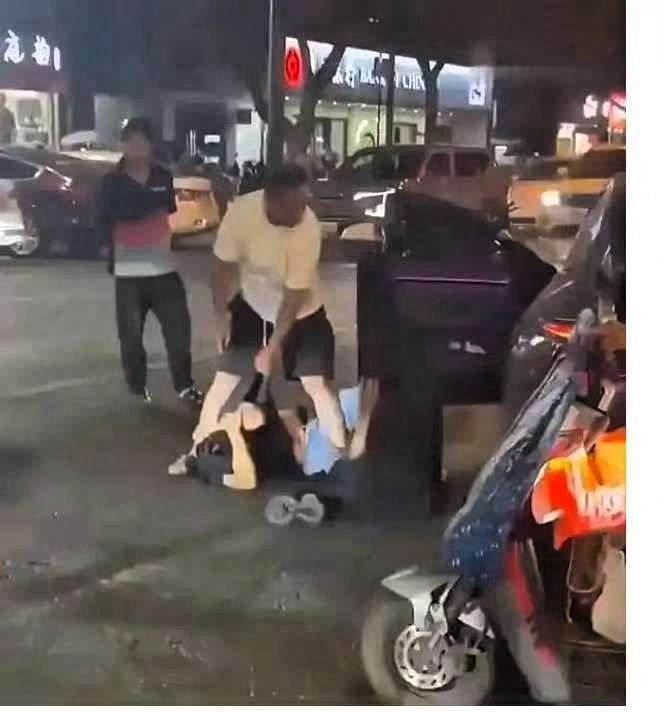 杭州一已婚女子车内与情人私会，被骑电动车赶来的丈夫抓个正着。丈夫怒火中烧，一把将