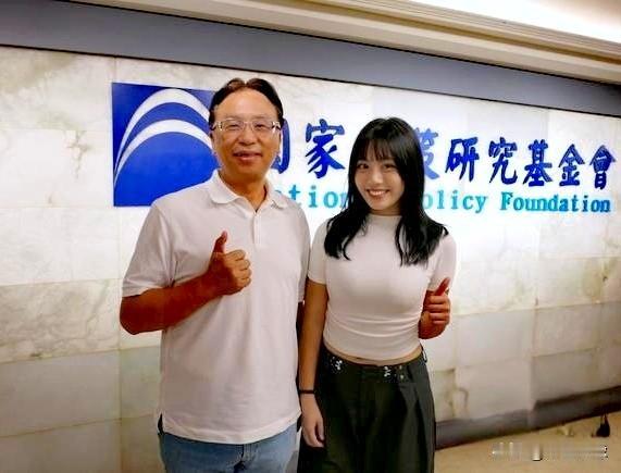 爸爸养育她22年，她要尽自己所能帮爸爸。魏敬伦正在成为其父魏平政的好帮手。
魏敬