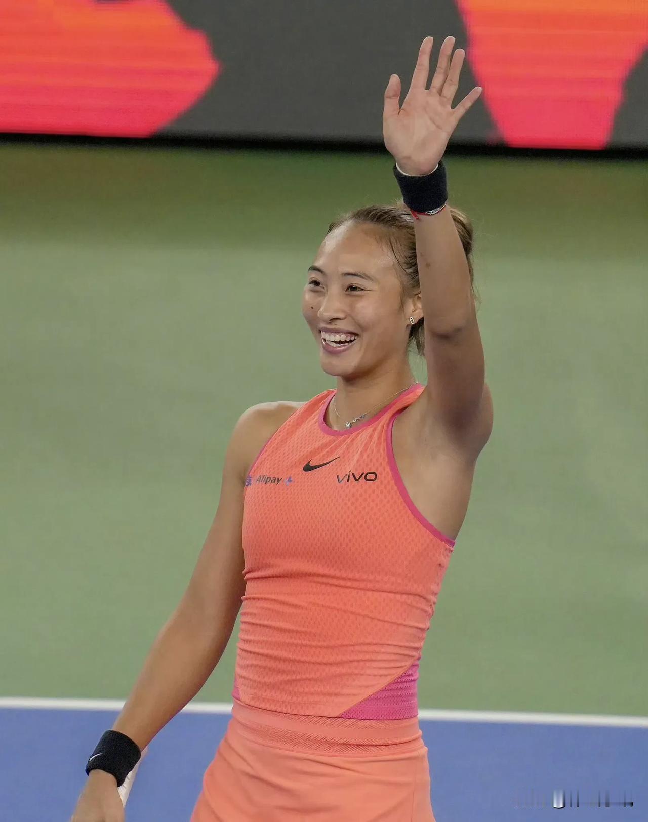 郑钦文，今天下午四点半，迎来WTA500东京站1/4决赛，对手是费尔南德斯，是美