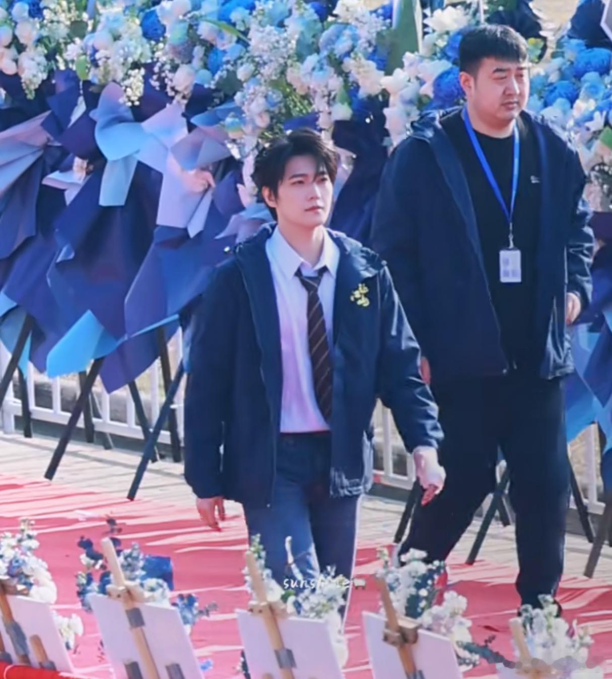 杨洋左手受伤杨洋前段时间左手受伤了，今天《不让江山》开机路透，手还是被固定着，要