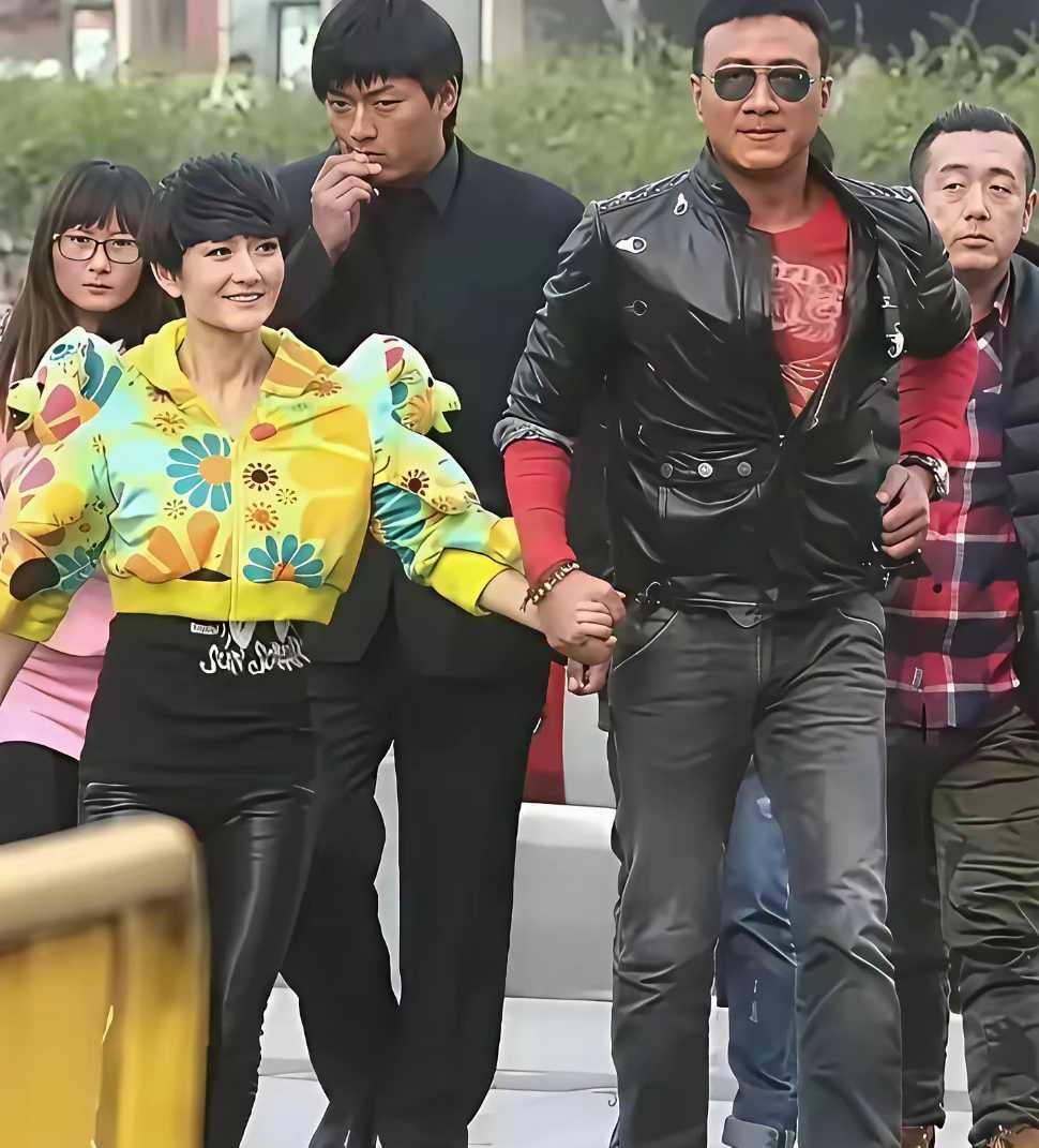胡军拉着手的那个美女看着好眼熟，就是叫不出名字来！