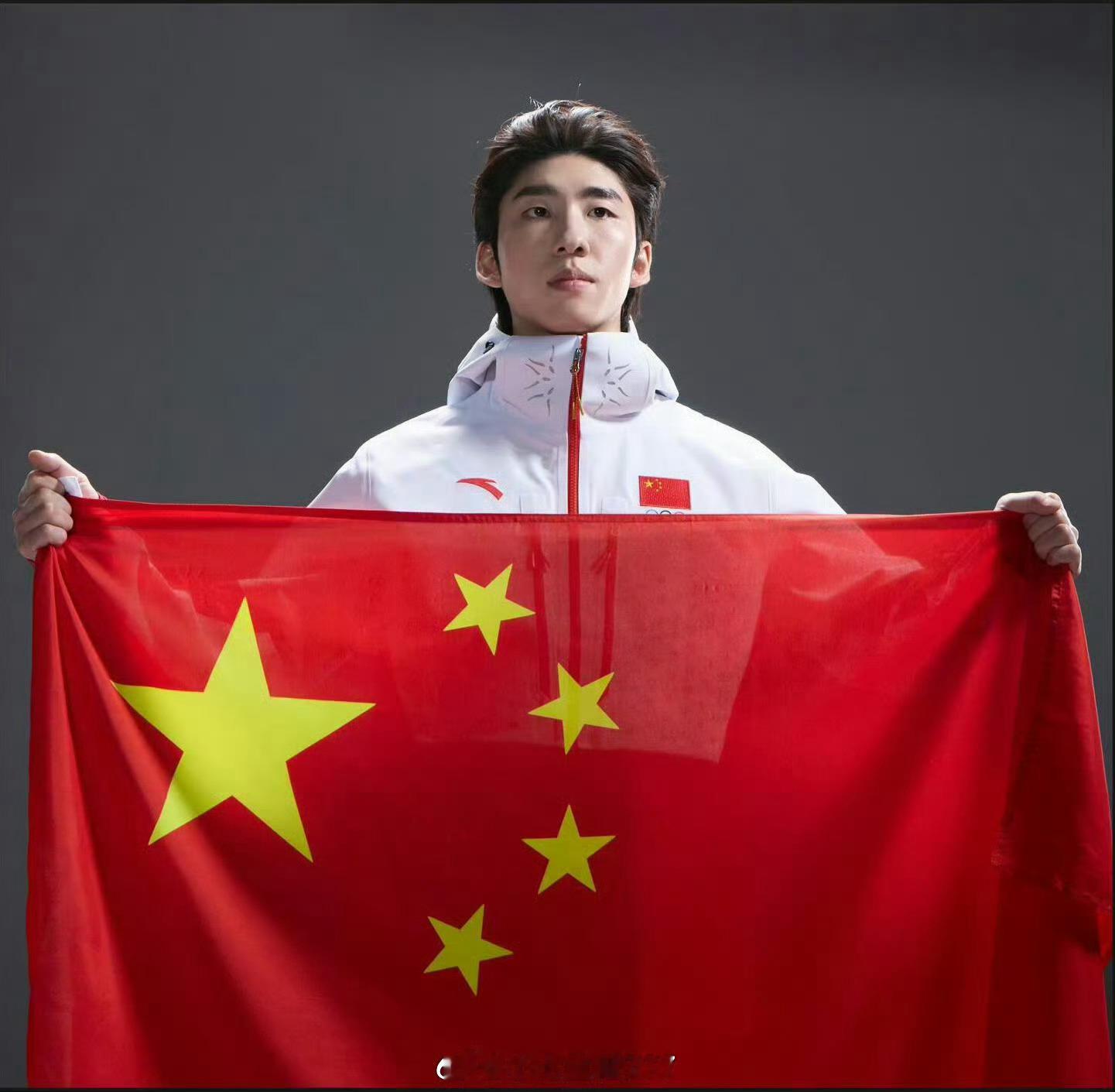 林孝埈中国红帅气又贵气林孝埈在赛场上奋力冲刺，每一次跌倒，他都用更坚定的姿态站起
