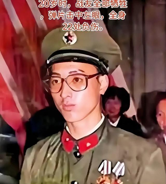 1985年，老山战场上，20岁小战士被炸伤，眼看敌人正冲过来。他丢下枪，匍匐爬去