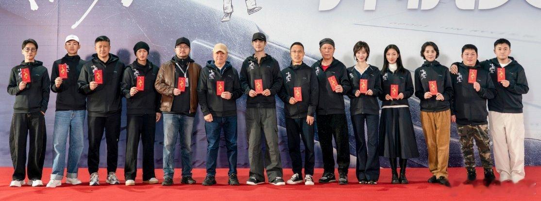 肖战这南方来的大高个，在北方人堆里也这么高[偷笑]太直溜了小城良方首发开机照 ​