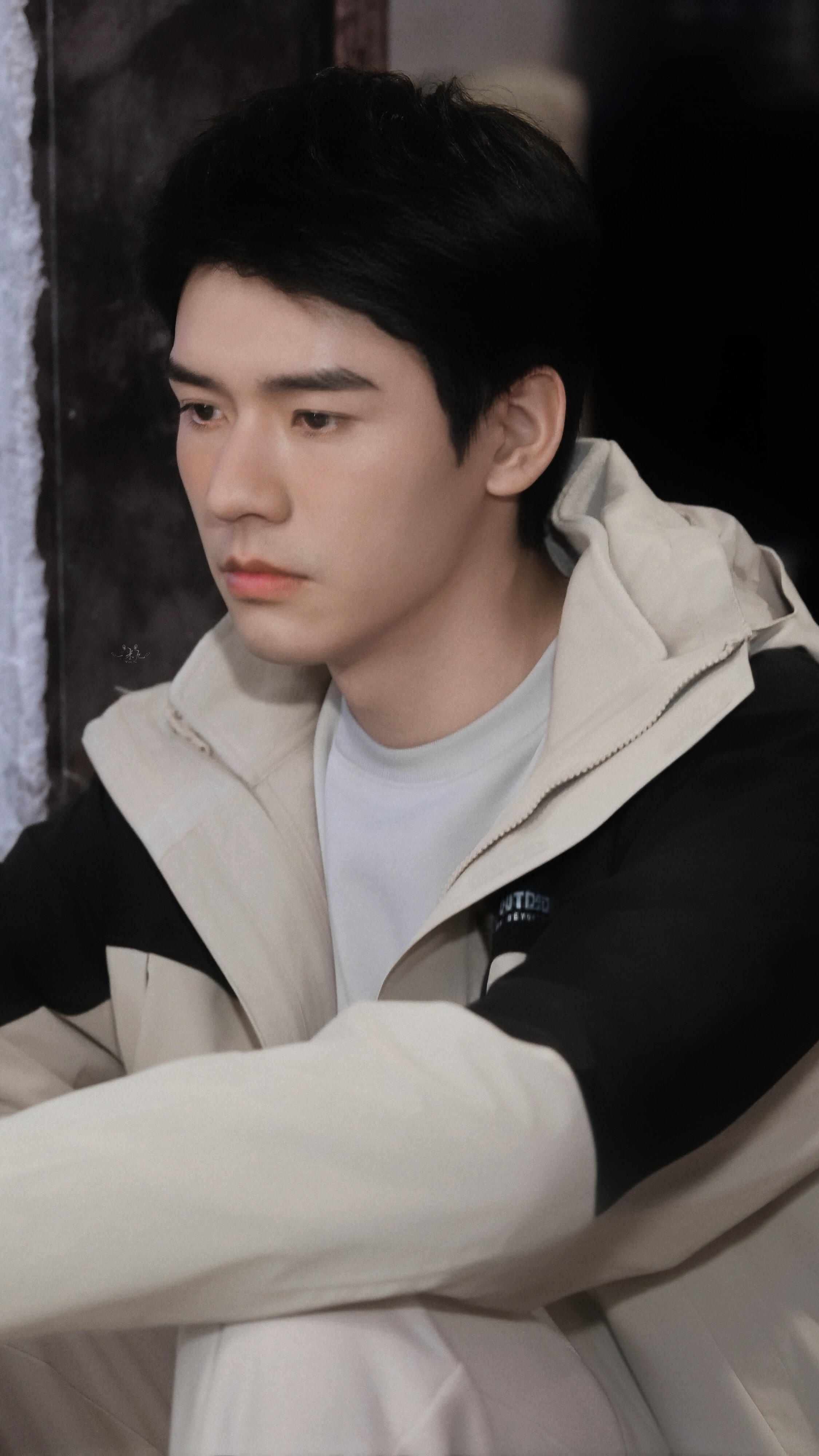 龚俊原来体制内是一种感觉 龚俊这身白衬衫黑裤子的造型，把体制内的感觉拿捏住了！儒