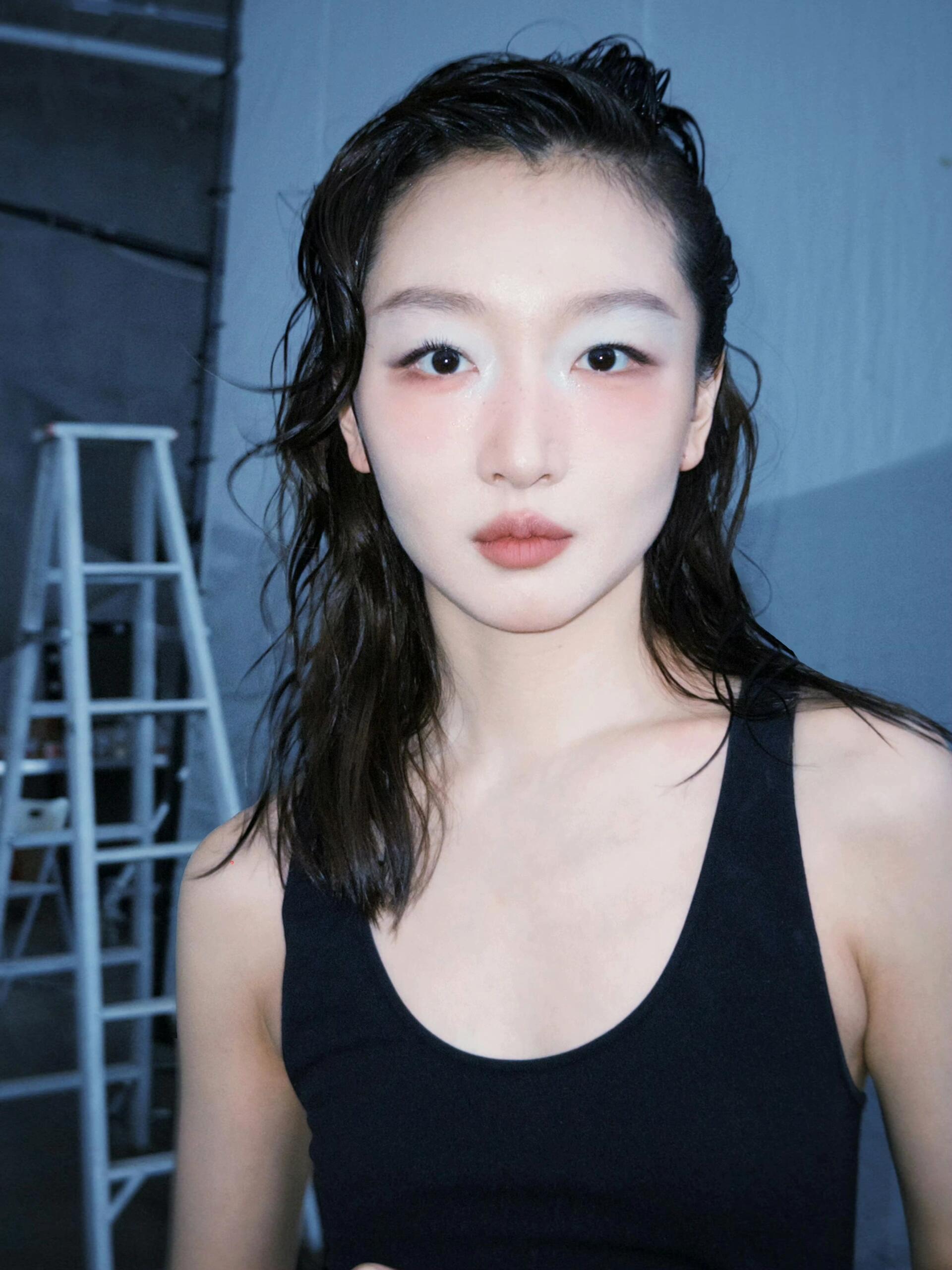 周冬雨最新妆造，是在拍杂志吗？ ​​​