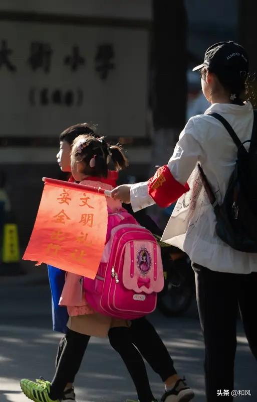 早该取消了，家长要上班还得抽出时间来学校门口护岗，有两个小孩的更加是费劲了。
