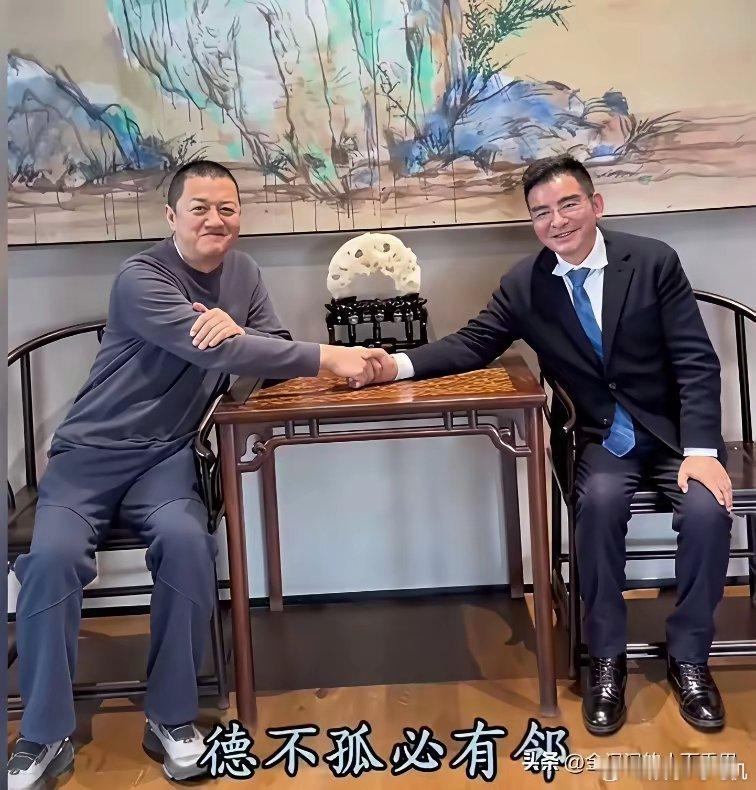 李亚鹏苦尽甘来终于真心笑了，和陈光标的见面简直是乘风而起。陈光标握手之前说，公益