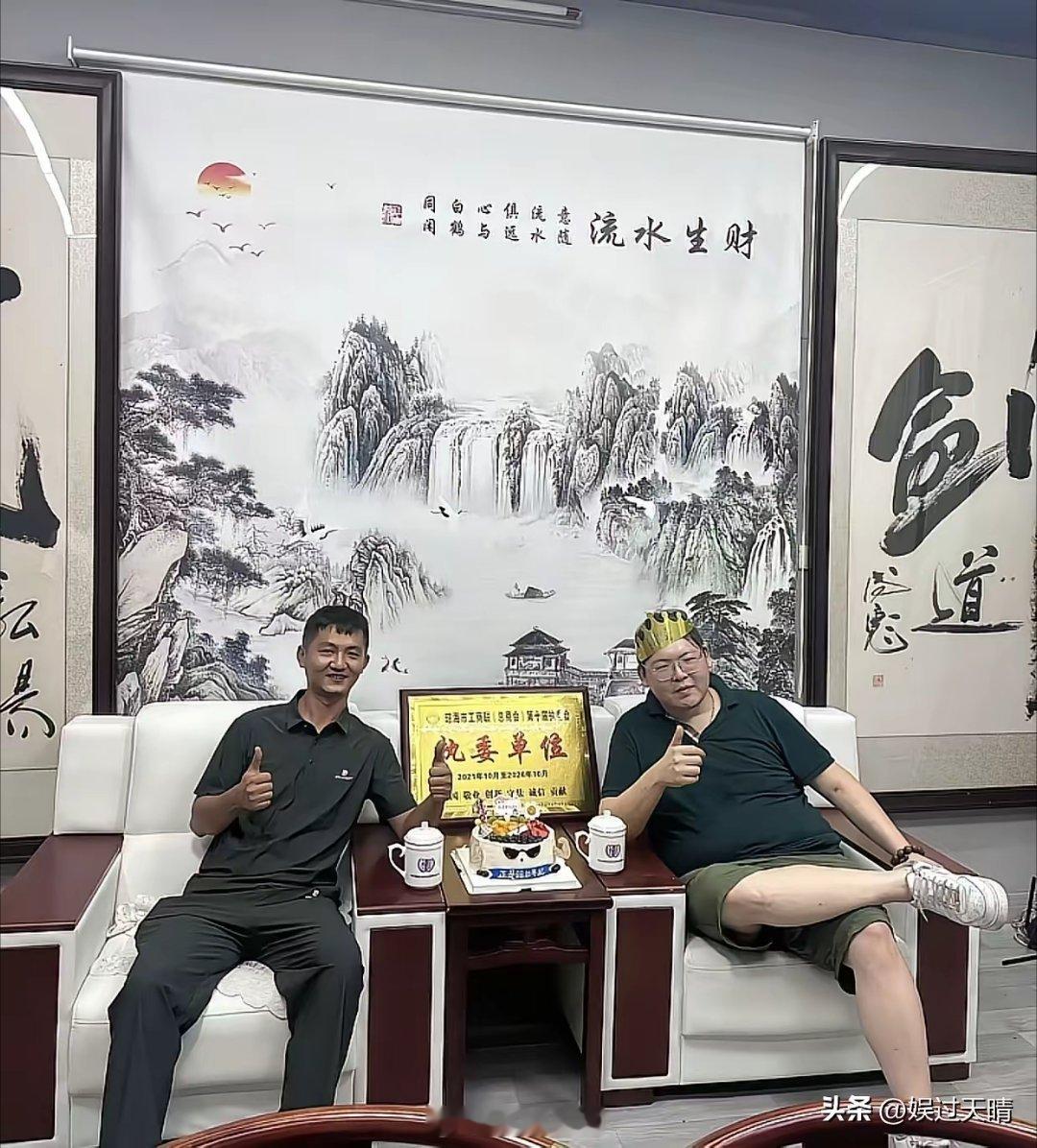 近日，向佑开通了个人账号，关注了向华强和向佐，还发视频感恩向太，可向华强没理他，