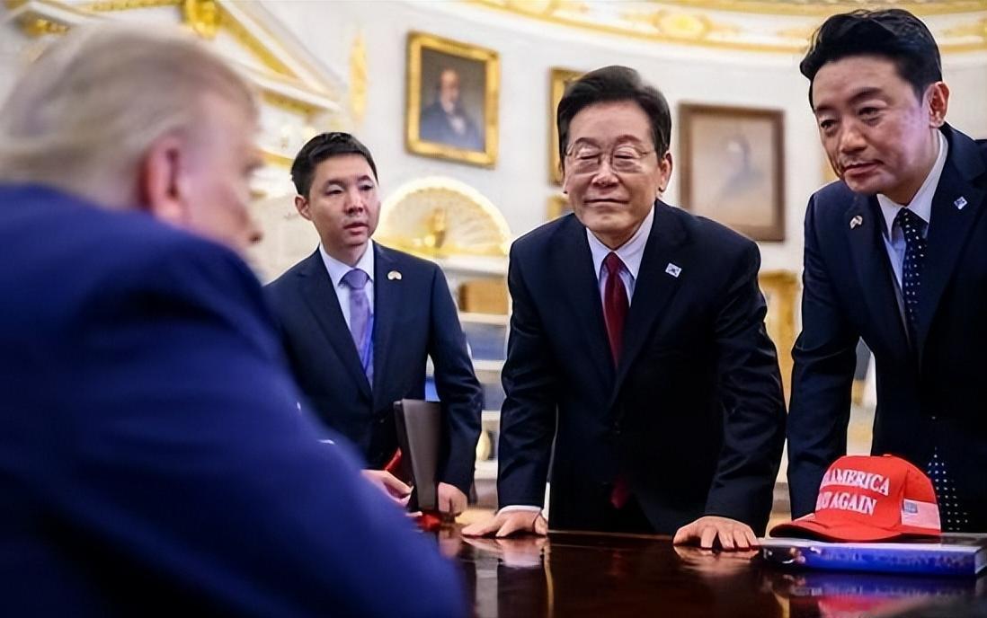 美国白宫居然在官方账号上发了一组韩美首脑会谈的照片，结果引起了韩国人不满，照片里