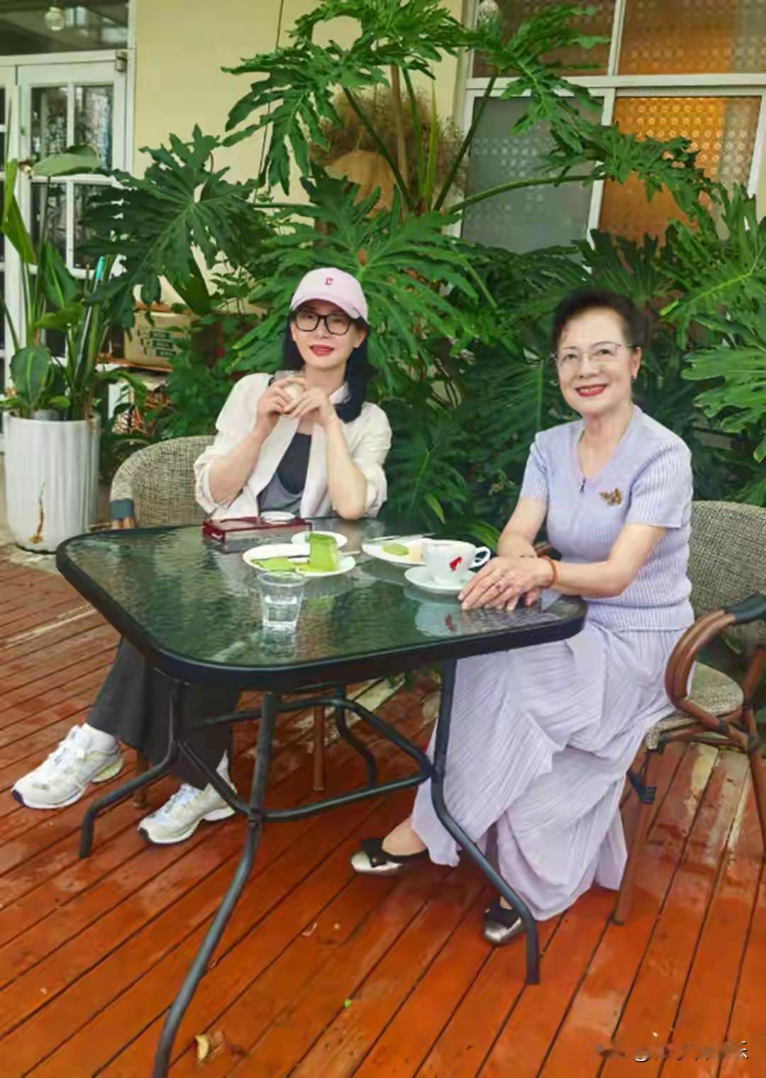 在追求精致滤镜与刻意的娱乐圈，刘嘉玲晒出的那张“迎财神”全家福，却因极具生活感的