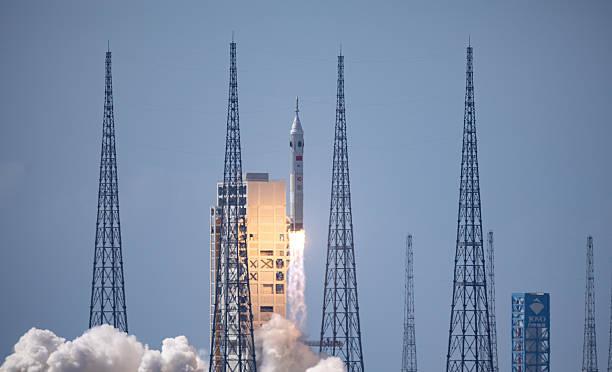 《为什么今天只有中美在争登月？这不仅是科技竞赛，更是综合国力筛选》
今天，长征十