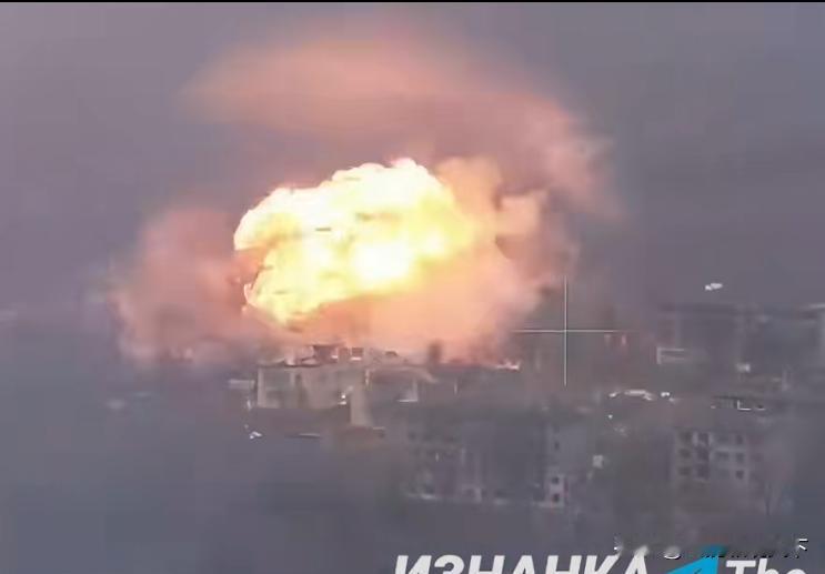 俄军使用一枚三吨重的“杀手锏”，轰炸了乌军第38独立海军陆战旅临时部署点大楼，乌