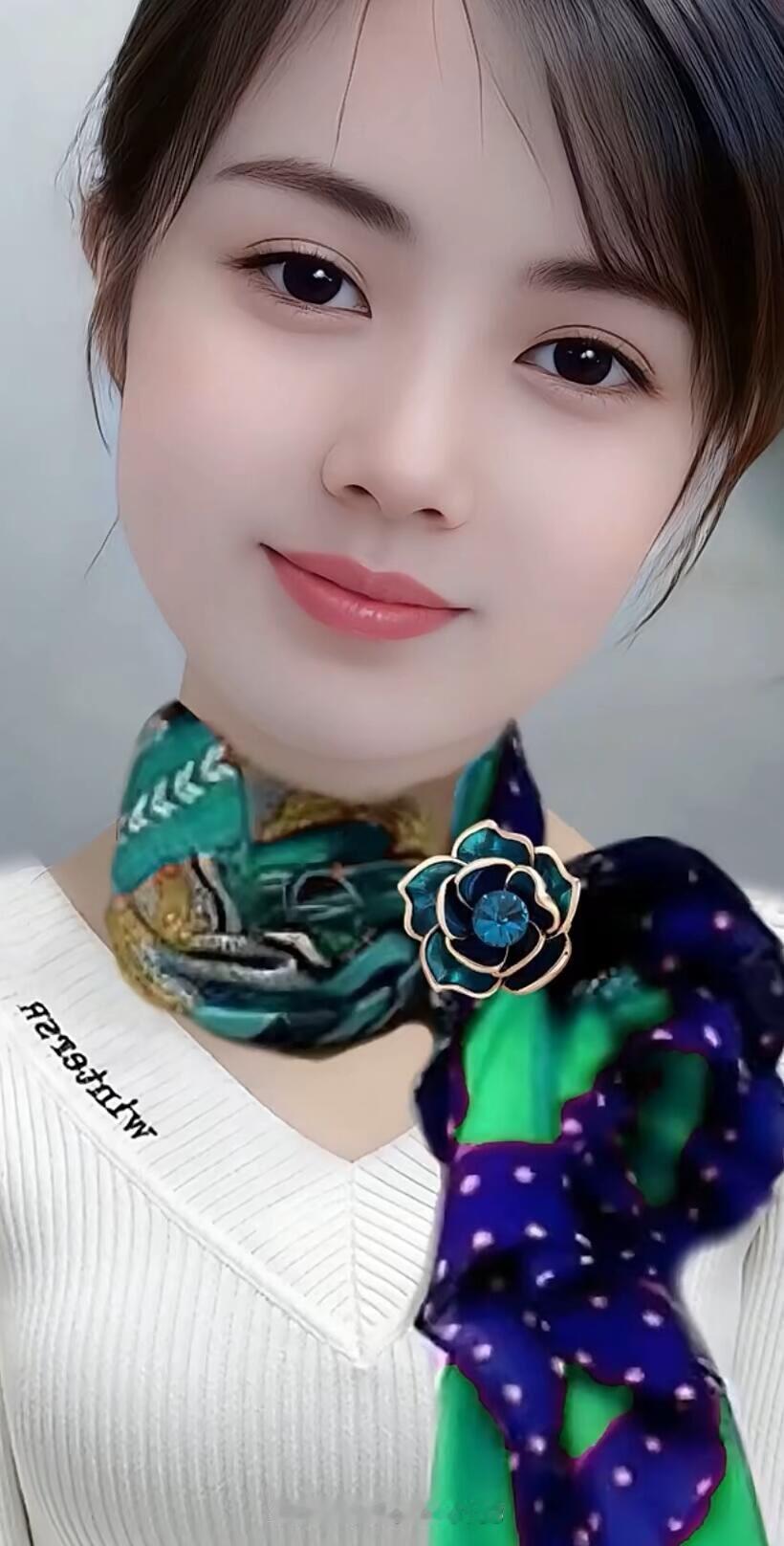 丝巾的魅力，为简约造型增添一抹亮色！