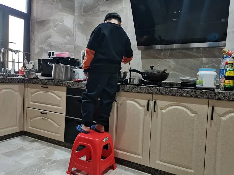 看到“上上下下上下不易”这个上联，瞬间就觉得这说的不就是生活嘛。爬个楼梯上上下下