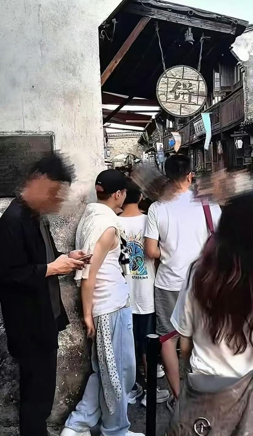 近日，有网友在乌镇偶遇了张艺兴排队买包子￼￼￼。
据网友爆料，张艺兴素颜出镜，皮