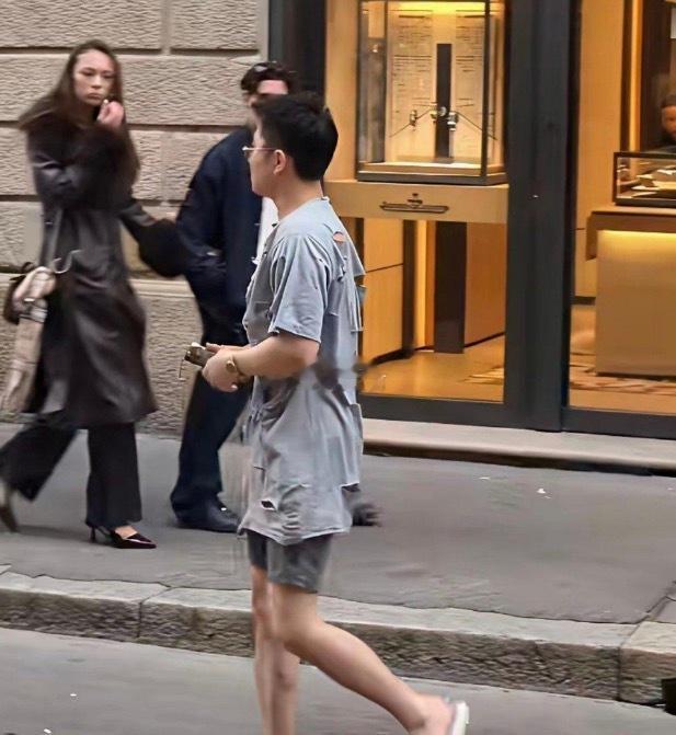 现在乞丐都开始年轻化了吗？白白嫩嫩的小伙。 