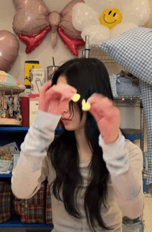 周雨彤新年就这样手搓盲勺 周雨彤新年直播手搓盲勺，氛围超欢乐！和大家唠嗑不断，还