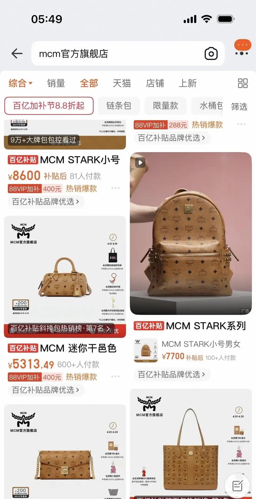 我闺蜜的老公一年只给她几百块家用。
她照样戴新手表背MCM包。
每次吃饭我俩AA