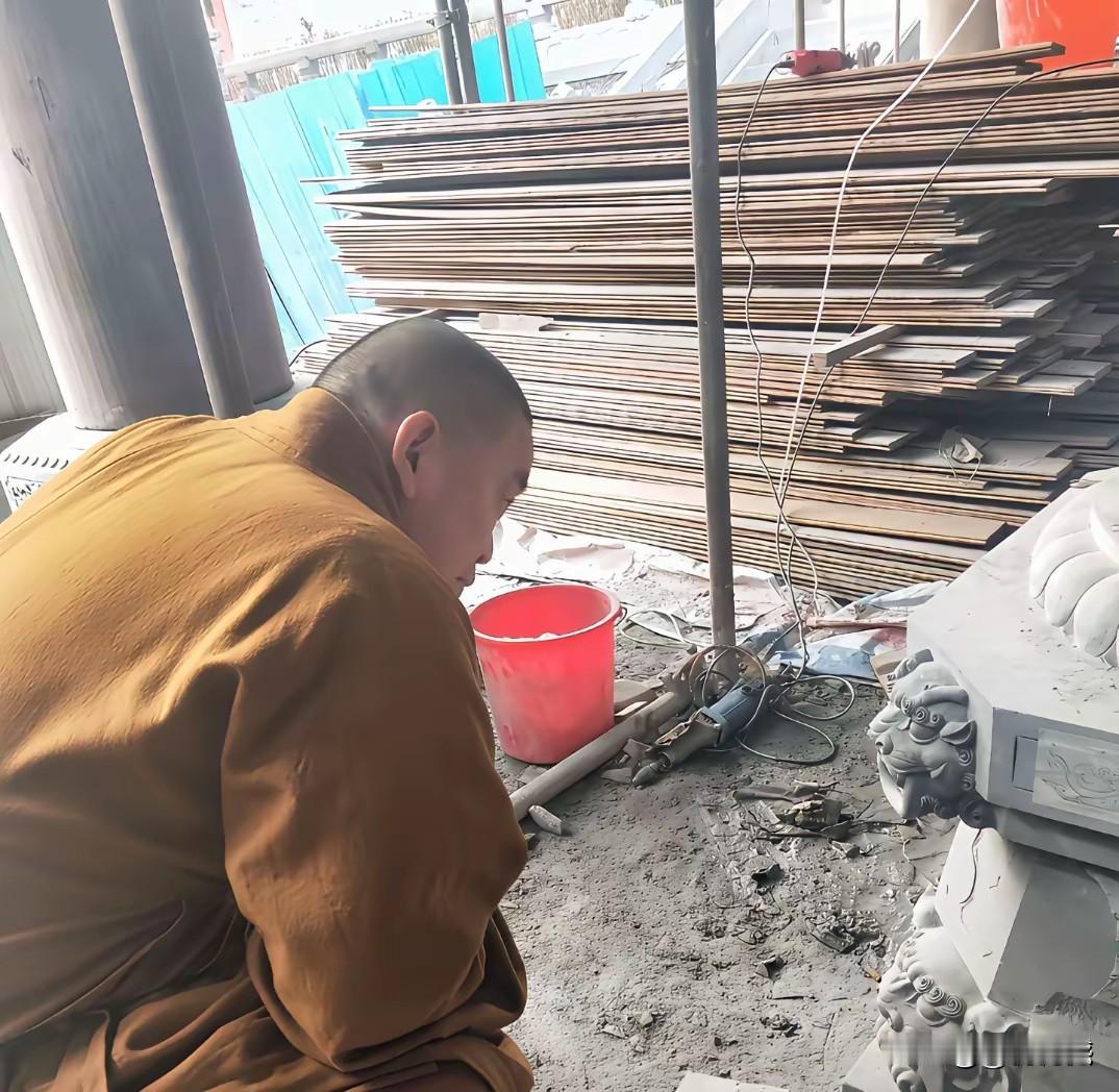 在施工的时候，那时候的他，亲自查看工程的质量，这说明他对工程的质量是比较在意的，