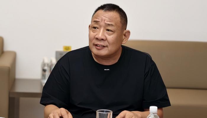 于东来开会时说：我心软，给员工是“溺爱式高薪”，但其实你们不值这么多钱。


6