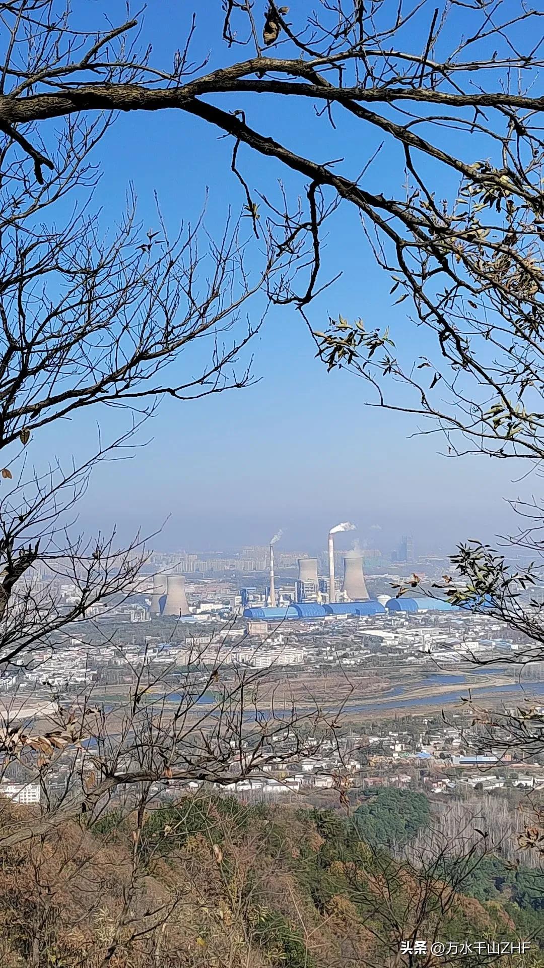 我  登  上  震  雷  山  顶  啦！