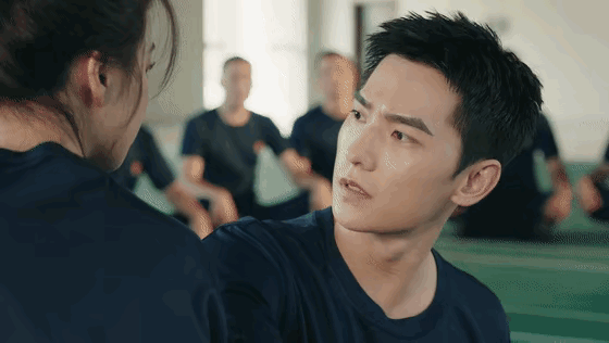 #杨洋半裸出镜#这是我不花钱就能看的吗[笑cry][笑cry]杨洋终于不把观众当