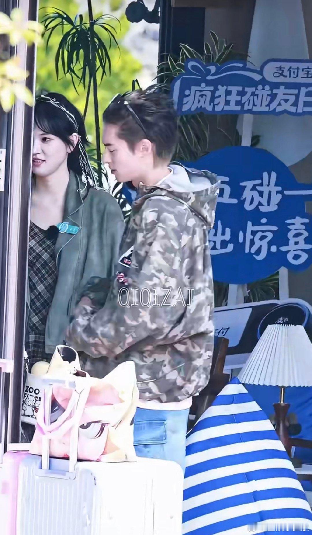 王鹤棣帮女生拎行李箱 棣棣也太会照顾人了吧！二话不说就帮嘉宾拎行李，全程超自然不