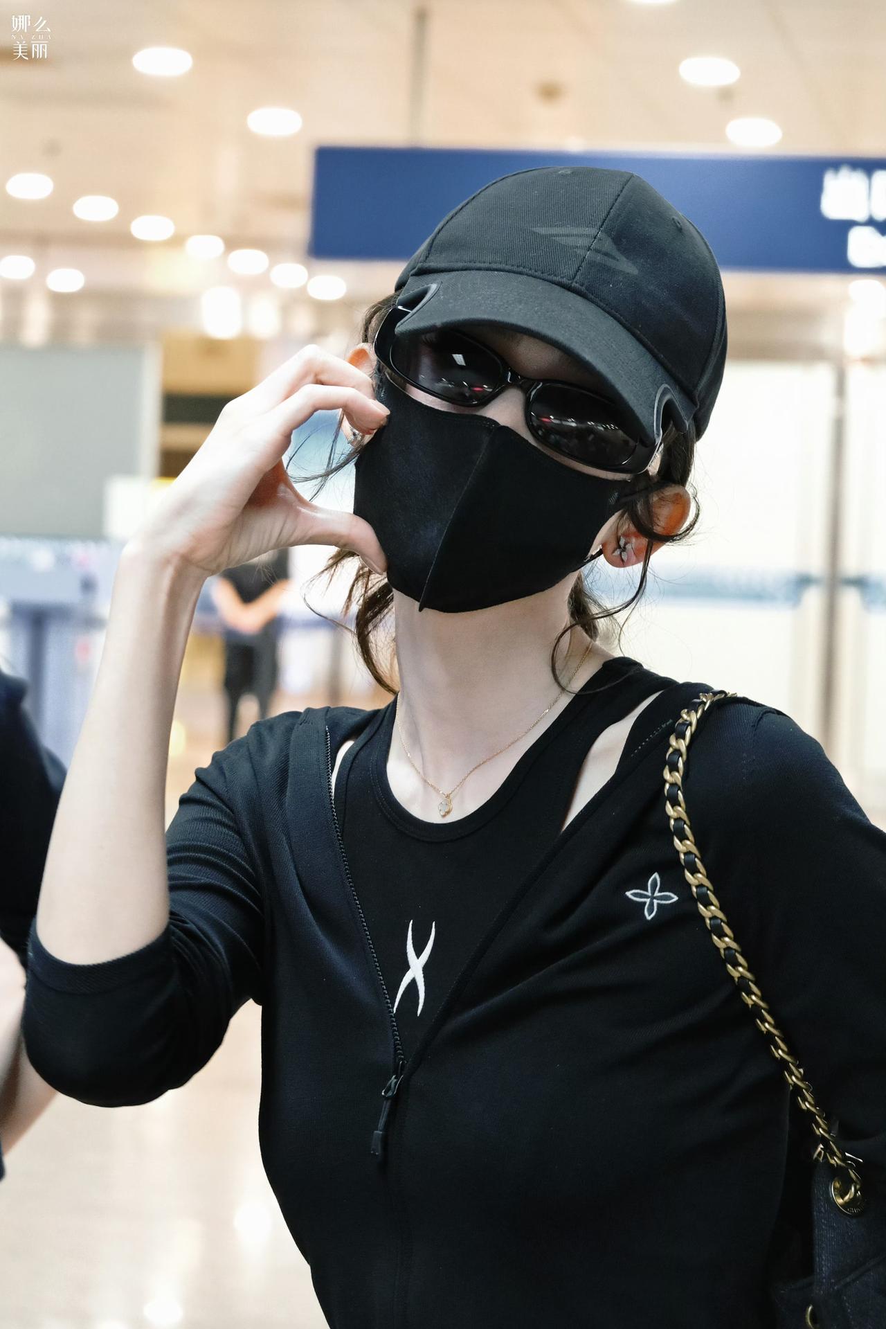 古力娜扎帽子墨镜口罩全副武装，依旧挡不住满满的女明星气场