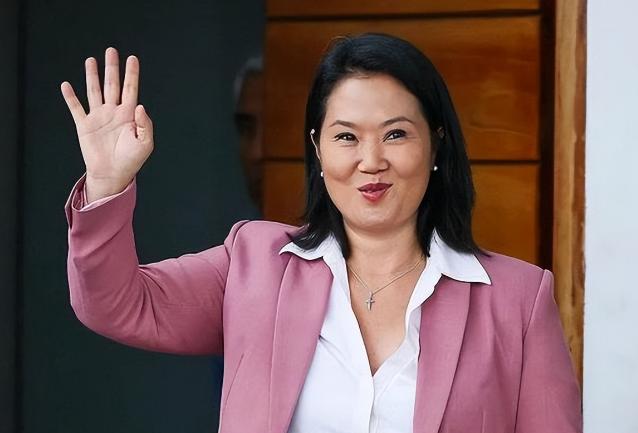 51岁的日裔藤森庆子第四次冲击秘鲁总统宝座，居然惊险拿下了。这秘鲁首位女总统的头