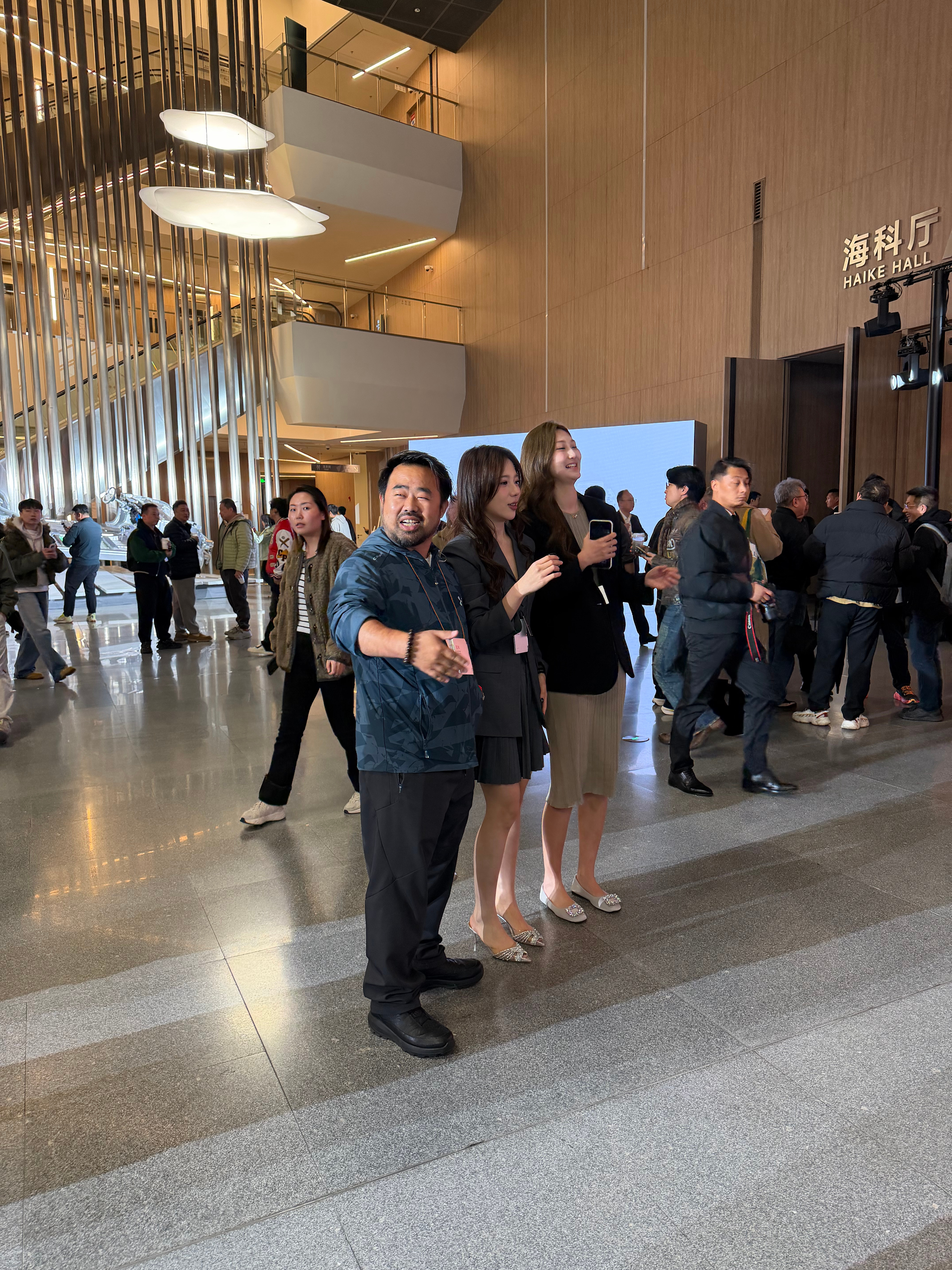 极氪的主播该说不说真漂亮极氪8x大v聊车