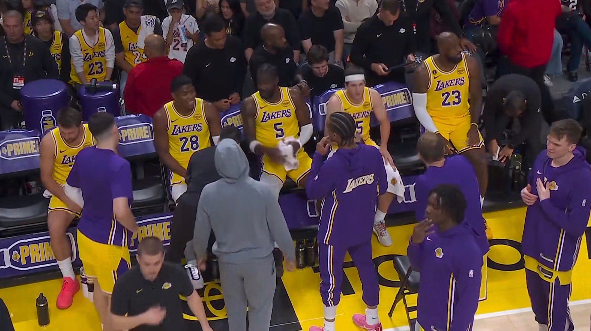 开局湖人打了公牛一波7:0，里夫斯继续延续上一场的外线手感！公牛vs湖人