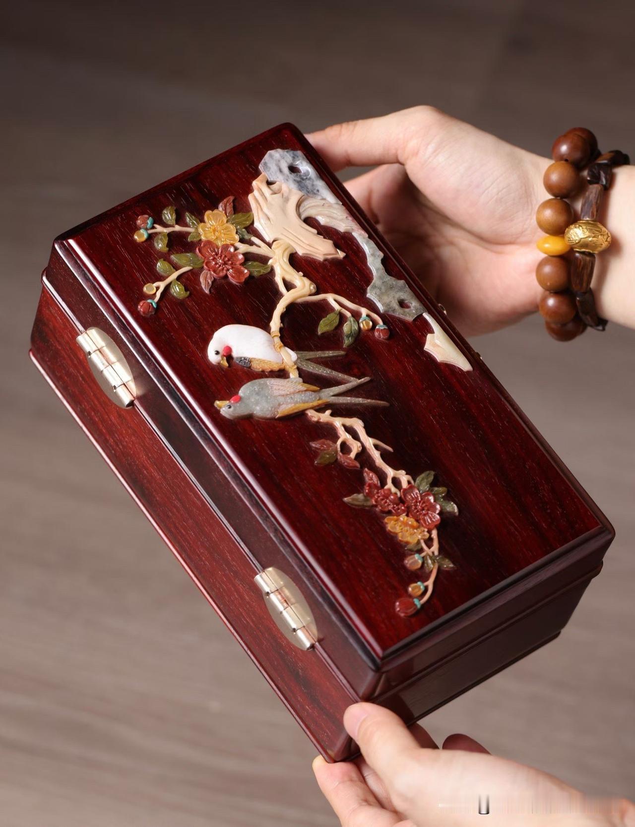这一只首饰盒，像把一段春意收进了木里。

小叶紫檀的底色深沉温润，光泽含蓄，不争