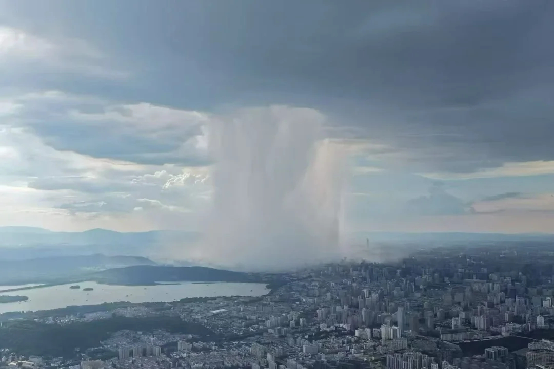 杭州暴雨 杭州出现罕见雨幡 青山灼热，碧落寒凉今天包括福建、浙江、上海在内的东南