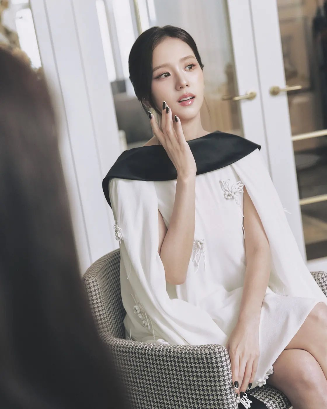 在首尔遇到的「人类迪奥」JISOO与迪奥美妆创意总监彼得·菲利普斯 | fast
