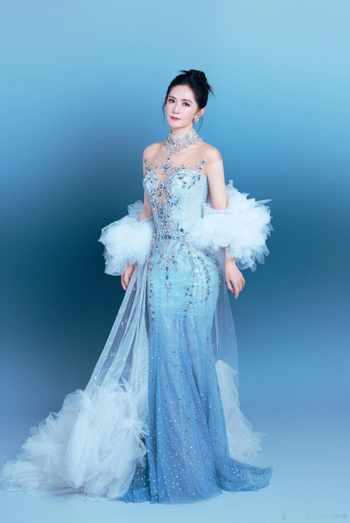 谢娜乘风有自己的艾莎谢娜女儿崇拜妈妈的小眼神娜姐乘风造型太顶了，蓝色鱼尾裙高贵又