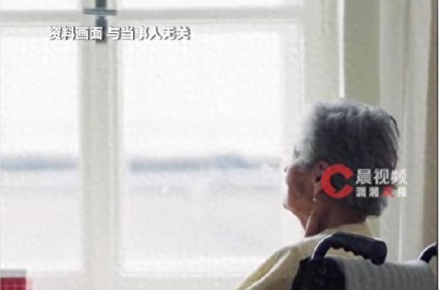 “唏嘘！”浙江，一位82岁的老奶奶最近怀疑一件事，那就是她总是感觉她那84岁的老