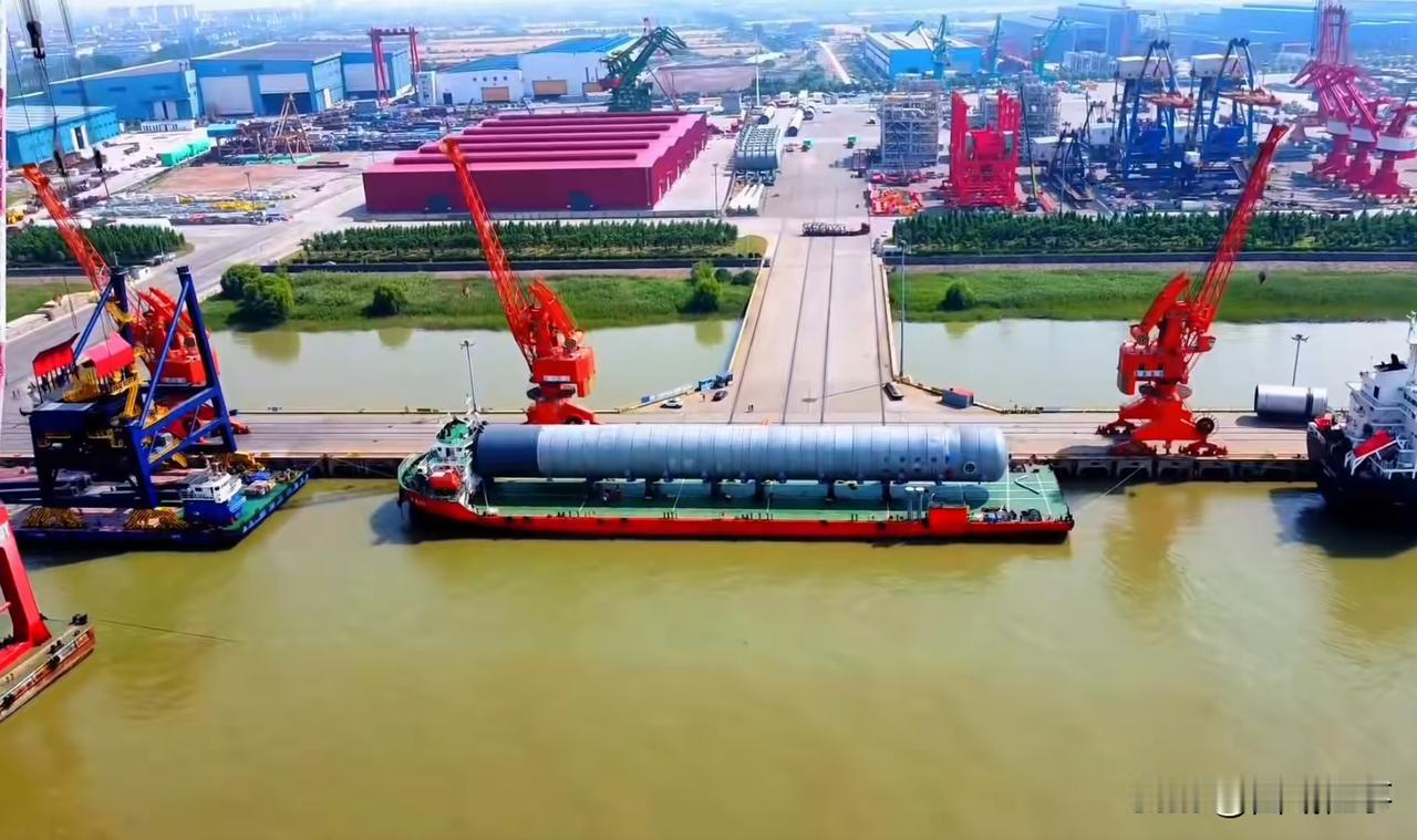 这要让美国的卫星看到，还以为我们吊超级大导弹呢？140米长，10米粗的家伙。
我