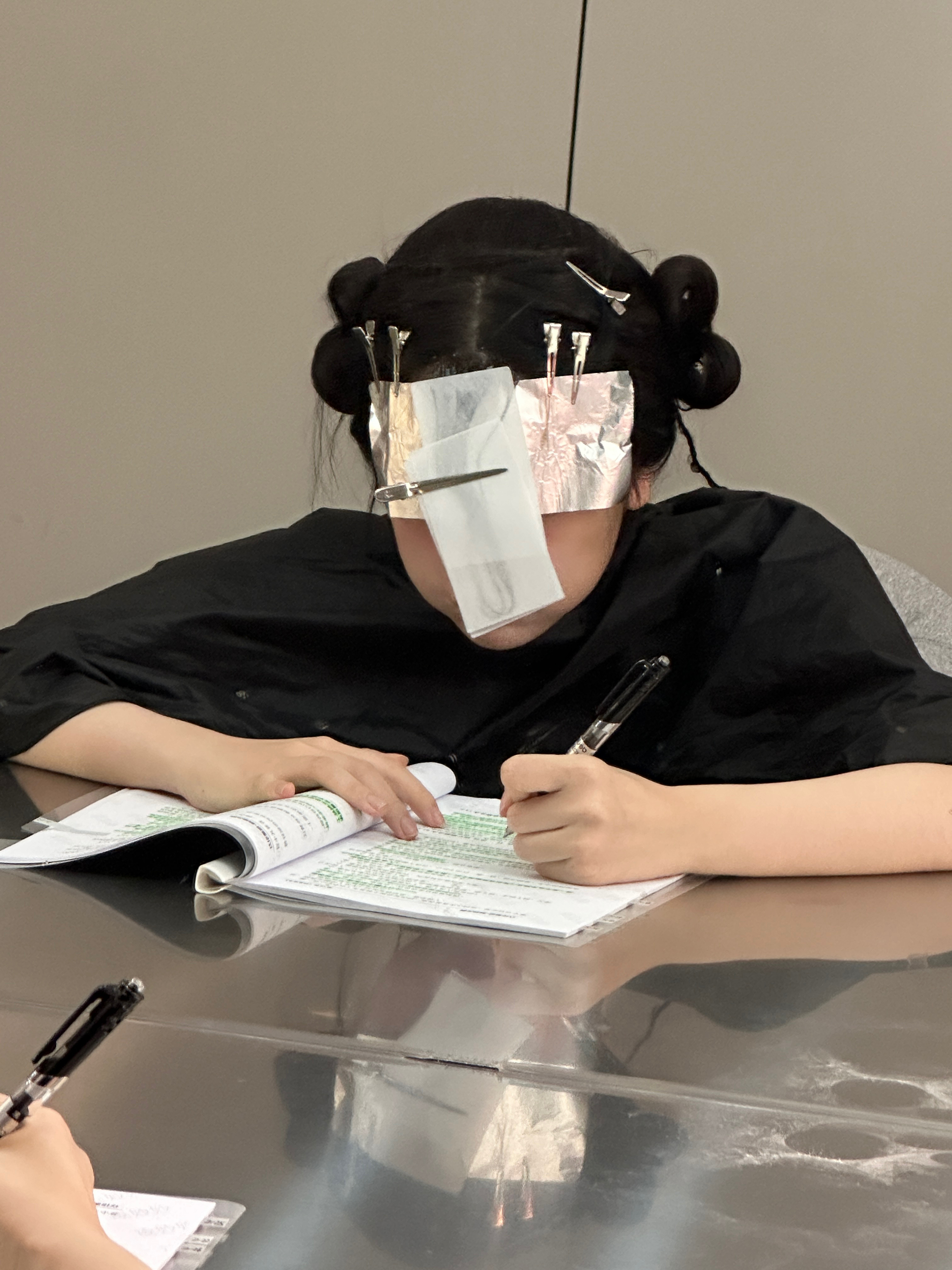 虞书欣 三年前认真记笔记的小宝宝这个图一直都被好多人用来当考试玄学头像呢  很多