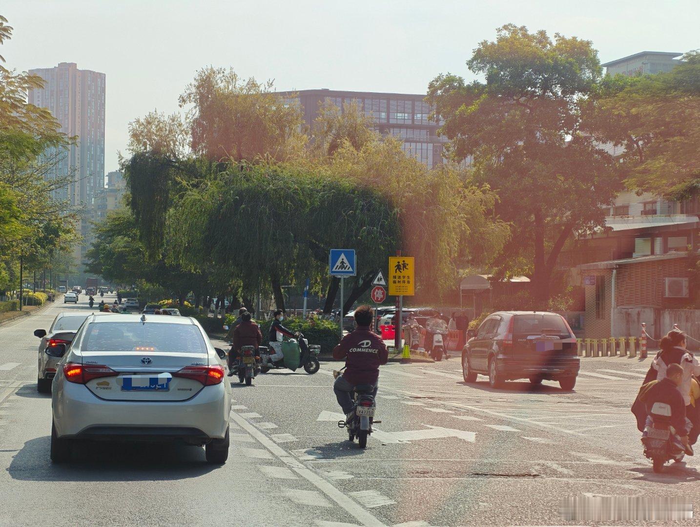 放眼看去，全是不戴头盔的二轮车使用者，开着汽车的我比他们感觉更加不安