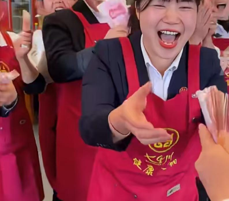 四川一火锅店春节4天净赚33.9万，老板把钱作为奖励发给员工，服务员最高领到48