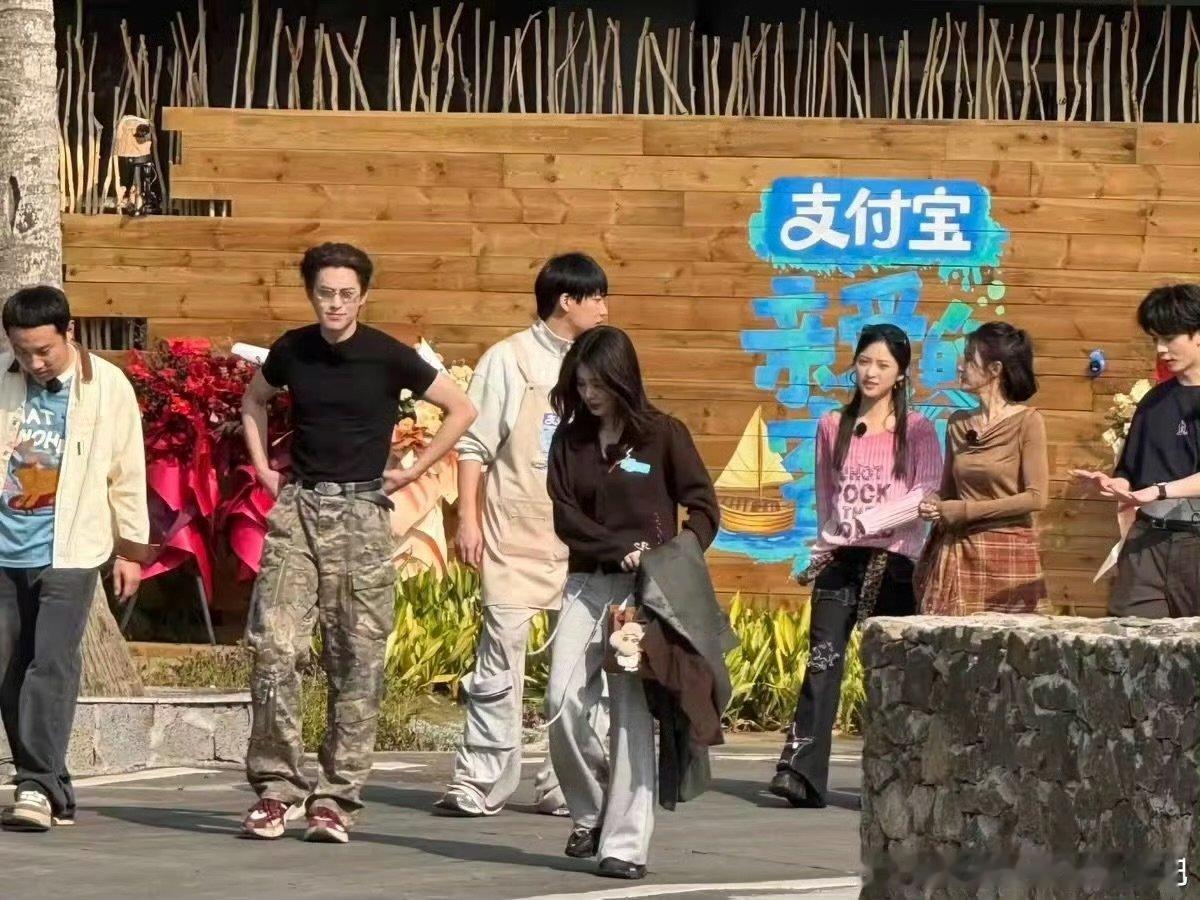 朋友在一起就是最好的瞬间亲爱的客栈 每一幕都好暖，朋友在身边就是底气！ 