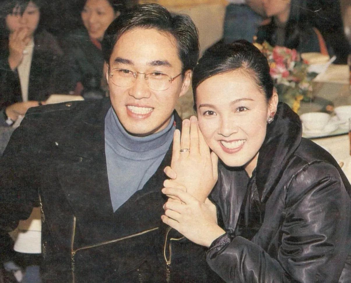 原来他们是夫妻！外形很般配，可惜离婚收场
两人年轻时长得男帅女美，气质出众，90