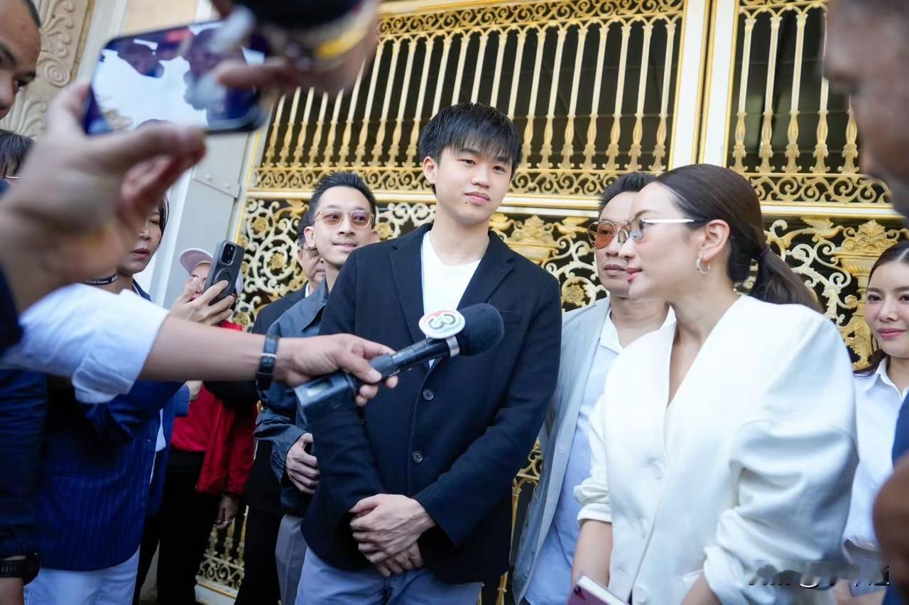 英拉之子从一个可爱小男孩长成温润如玉的大男孩了，他的样子挺暖男的。