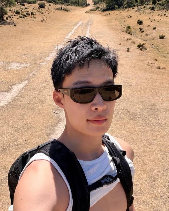 一起徒步吗 就我俩
享受阳光
但是记得防晒😢
一起爬山吧 徒步丈量世界