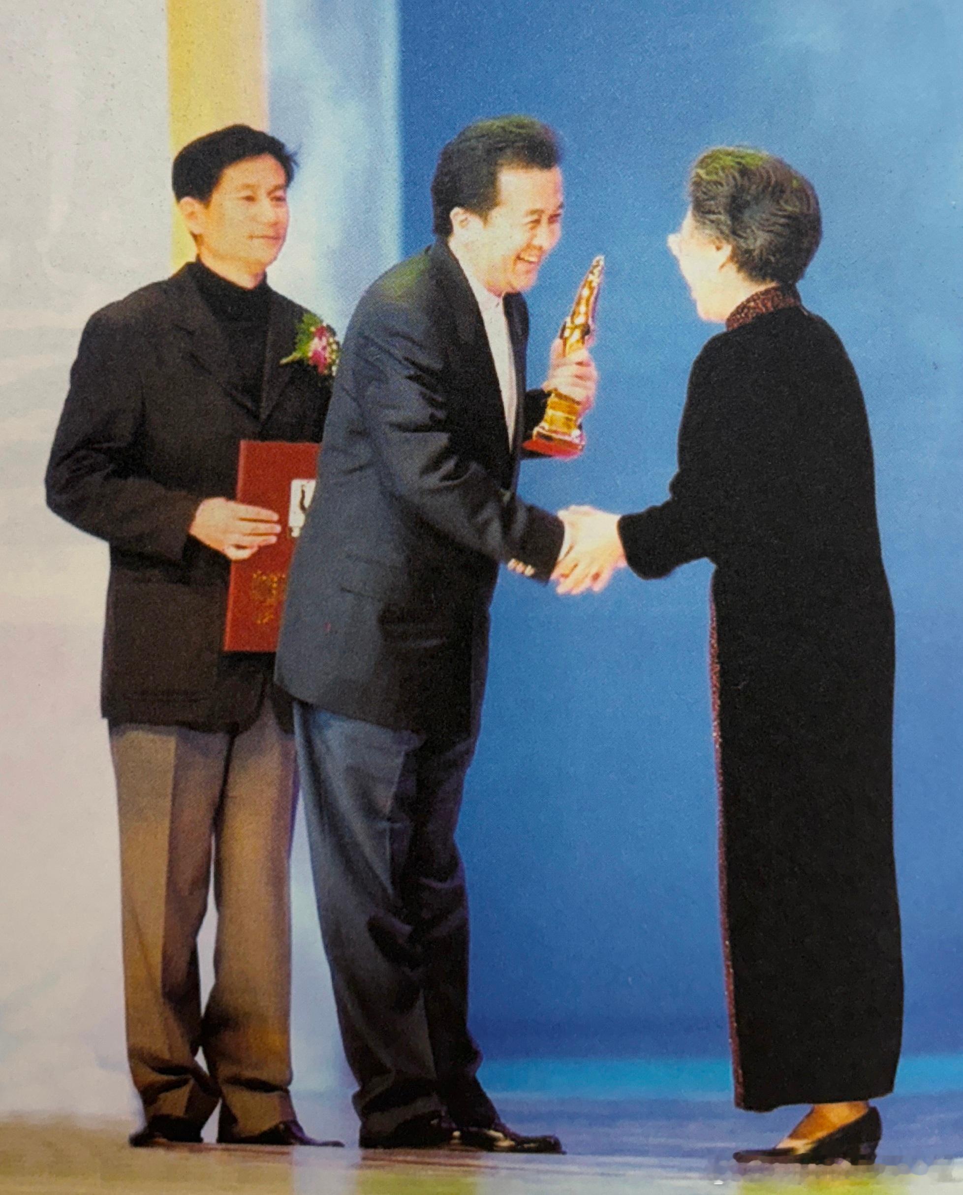 2002年10月22日第22届中国电影金鸡奖，北京师范大学教授黄会林为黄宏颁发导