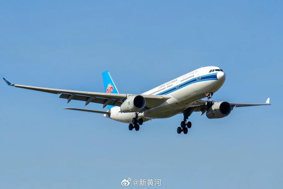 【#旅客兑换南航化妆品后质疑其假货#，退货后南航拒退里程】 #客服回应旅客退货后