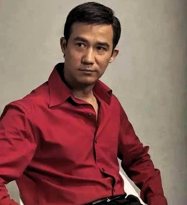 一开始大家都没意识到事情的严重性，
直到香港演员李子雄发了一个视频，
怒斥无人机